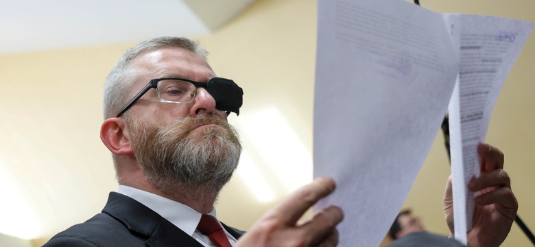 Grzegorz Braun przed sądem. Prawnik zwrócił uwagę na paradoks. "Jak bida, to do Żyda"