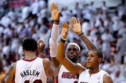 Celtics przegrali drugi mecz z Heat. James i spółka bliżej finału