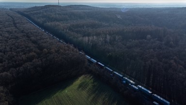 Gigantyczne kolejki na granicy. Kierowcy czekają nawet sześć dni