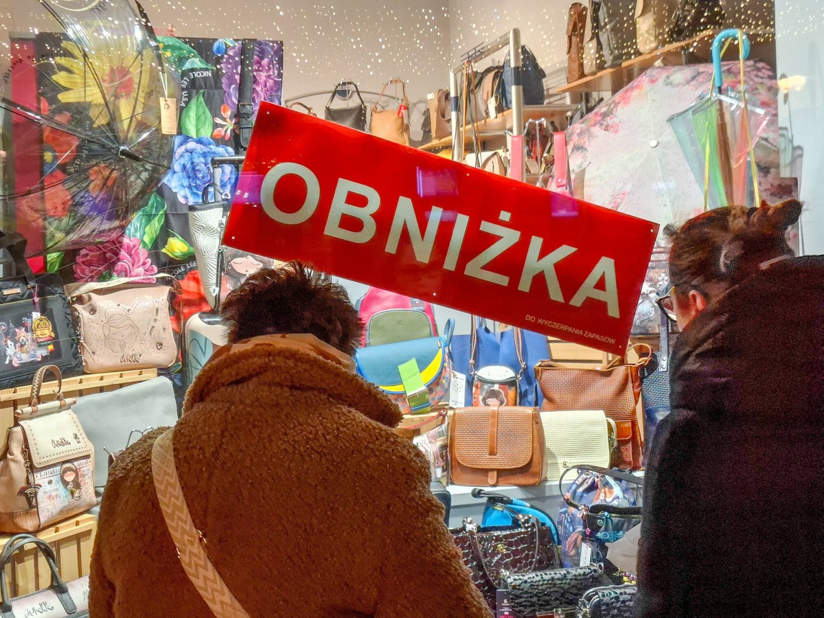 Ubyło firm podnoszących ceny i przybyło tych, które mówią o obniżkach