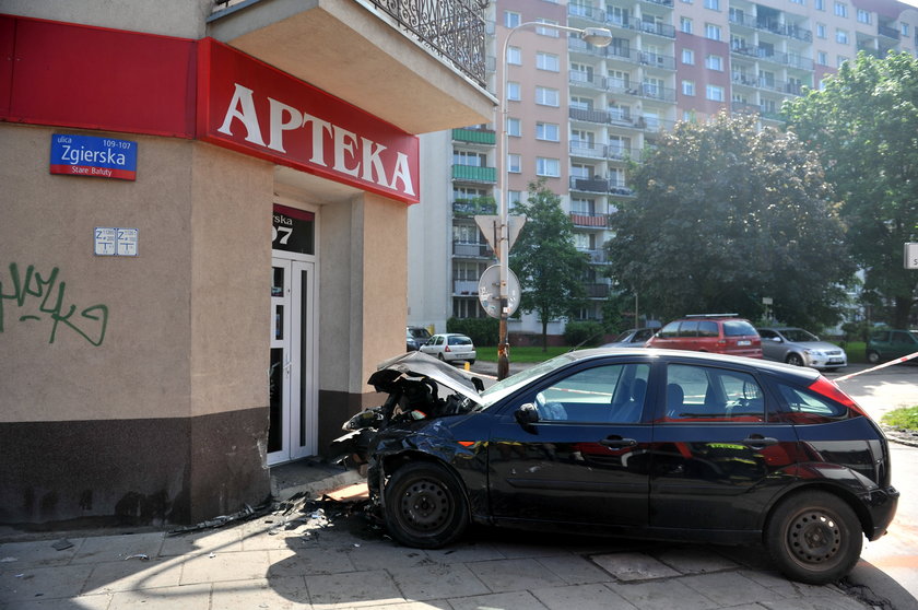 wypadek ford wbił się w dom