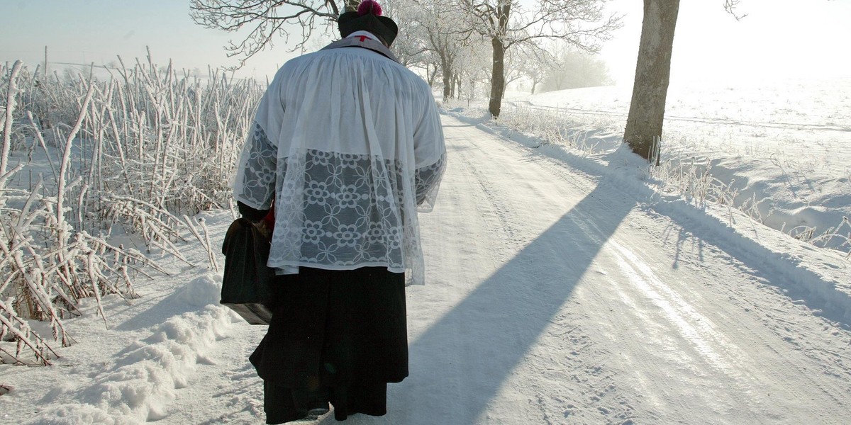 Kolęda 2023. Co przygotować? Jak się zachować w czasie wizyty księdza? 