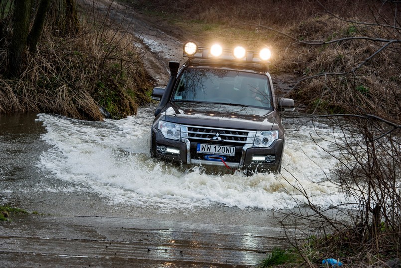 Mitsubishi pajero narodziło się w 1983 roku. Żeby sprawdzić solidność konstrukcji inżynierowie wystawili swoje dzieło do rajdu Dakar uznawanego za najtrudniejszą dla człowieka i samochodu próbę sportową. Efekt? Pajero zostało najbardziej utytułowanym autem w 36-letniej historii tego maratonu - ma na swoim koncie 12 zwycięstw. Aż w pięciu edycjach Dakaru wszystkie miejsca na podium przypadły zawodnikom zasiadającym za kierownicą tego modelu Mitsubishi. Co ciekawe, żaden z producentów samochodów, motocykli bądź ciężarówek nie osiągnął takich rezultatów, a rekord tuzina zwycięstw nie został dotąd pobity przez inną markę. Tyle historii, a teraz czas na całkiem nową odsłonę mitsubishi pajero w wersji przygotowanej do jazdy w ciężkim terenie…