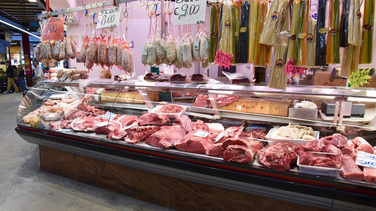 W Neapolu wprowadzono zakaz wystawiania martwych zwierząt w witrynach sklepów mięsnych i na straganach rzeźników. Kara za złamanie tych przepisów wynosi 500 euro. To pierwsza taka decyzja we Włoszech.