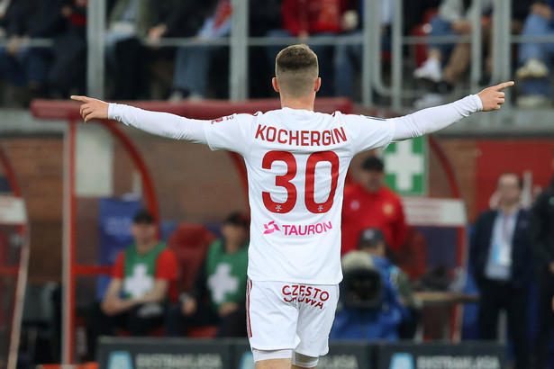 Piłkarz Rakowa Częstochowa Władysław Koczerhin cieszy się z gola podczas meczu Ekstraklasy z Widzewem Łódź