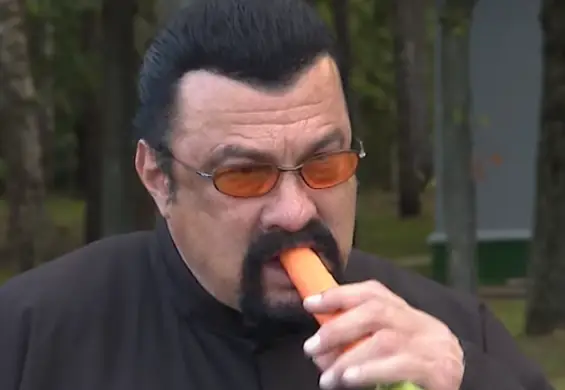 Steven Seagal chrupiący marchewki z prezydentem Białorusi to najśmieszniejsza rzecz, jaką dziś zobaczysz