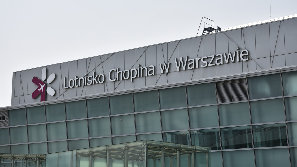 Ewakuacja pasażerów na warszawskim lotnisku. Dym w samolocie