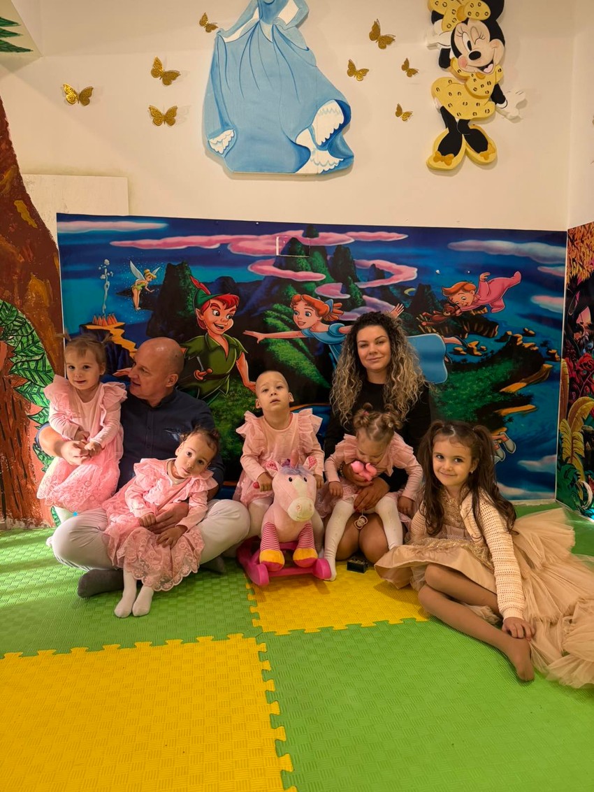 Porodici je potreban novac za vežbe, masaže, transplantacije i druge terapije, a dodatno ih „pritiska“ borba za legalizaciju kuće