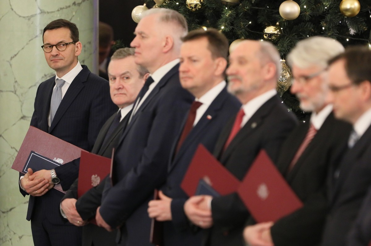 Nowi ministrowie w rządzie Mateusza Morawieckiego podczas uroczystości w Pałacu Prezydenckim w Warszawie.