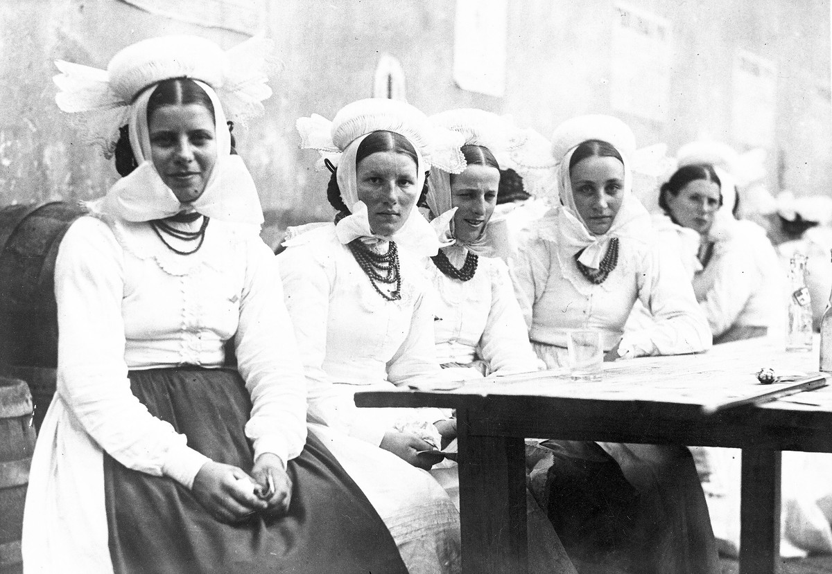 Dziewczyny z podpoznańskiej wsi, zdjęcie z 1931 roku