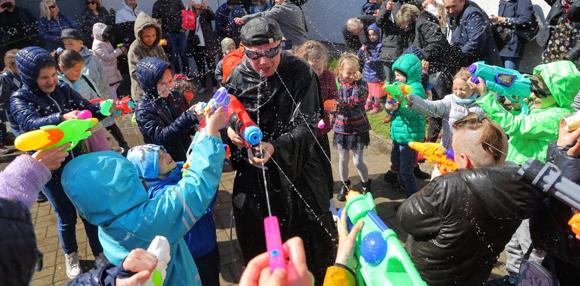 Śmigus-dyngus u Franciszkanów w Łodzi. U Matki Bożej Anielskiej to już wielkanocna tradycja po mszy świętej w Poniedziałek Wielkanocny. Przybywają wierni z całego miasta