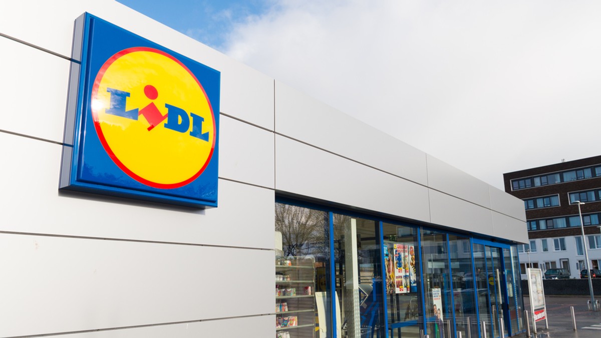 Lidl ogłosił, że drugi rok z rzędu będzie wypłacał swoim pracownikom sugerowaną przez brytyjski rząd minimalną pensję, z założenia gwarantującą otrzymującym ją pracownikom godne życie. Living Wage - bo o niej mowa - wynosi obecnie £8,45 na godzinę i £9,75 w Londynie (London Living Wage).