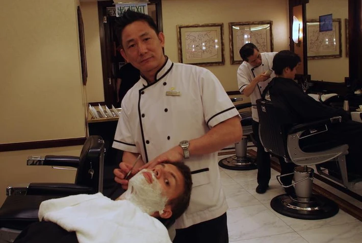 Golenie w Mandarin Oriental Barbershop, fot. archiwum Jakuba Florkiewicza