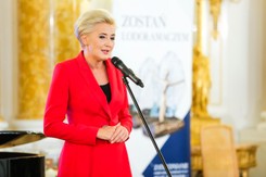 Agata Kornhauser-Duda w odważnej stylizacji. Takiego zestawienia nikt się po niej nie spodziewał [FOTO]