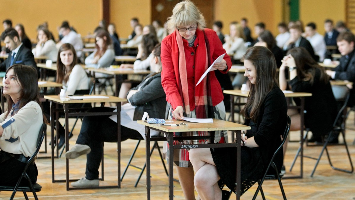 Blisko 380 tys. uczniów III klas gimnazjów w całym kraju przystąpiło w piątek po godz. 9.00 do pisania testu z języka obcego - trzeciej i ostatniej części obowiązkowego egzaminu gimnazjalnego. Najwięcej - ponad 80 proc. gimnazjalistów - pisze test z angielskiego.