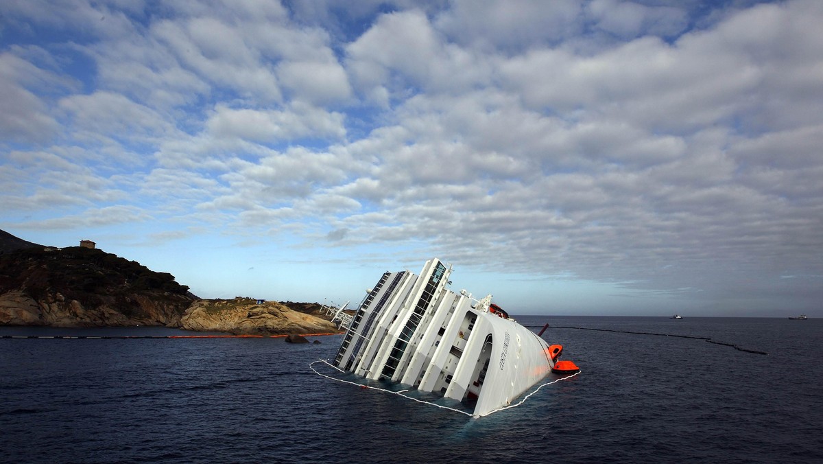 Kilka godzin po odnalezieniu dzisiaj czterech ciał we wraku statku Costa Concordia płetwonurkowie odkryli zwłoki kolejnych czterech osób. Tym samym poszukiwanych jest jeszcze 7 ofiar katastrofy, w której zginęło 32 ludzi.