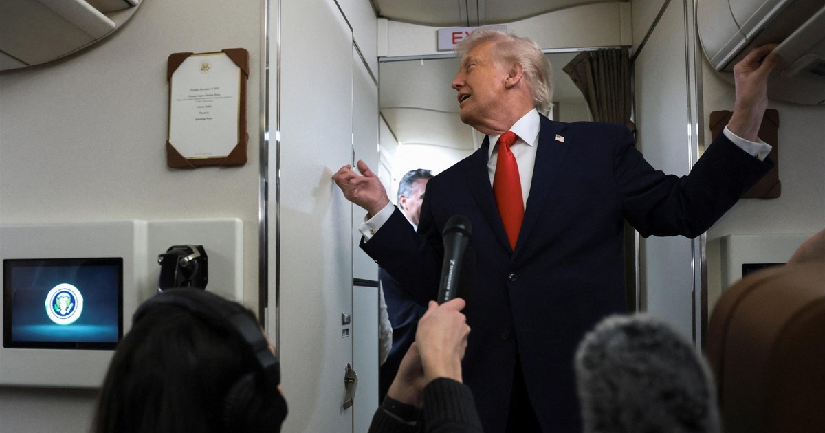 Nagłe zamieszanie na pokładzie Air Force One. Dziennikarze zamarli, gdy Trump został uderzony