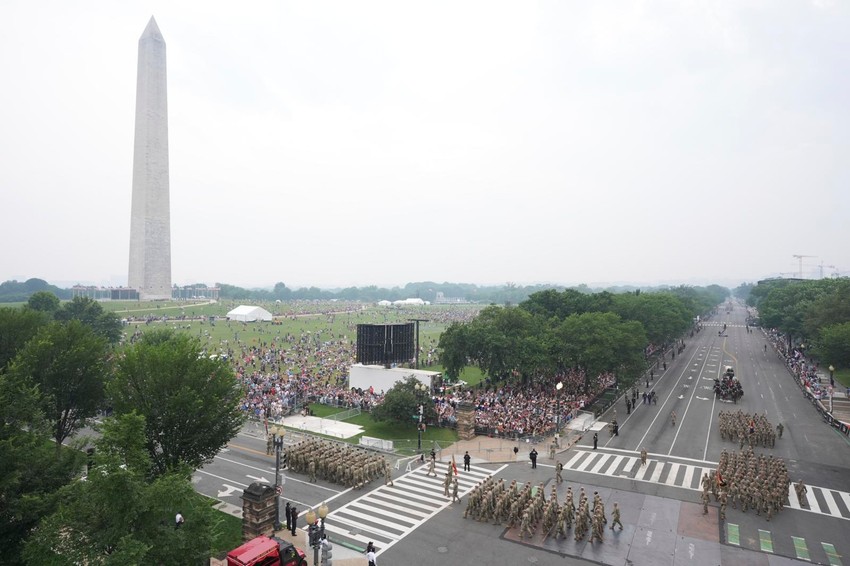 Vojnici marširaju na paradi
