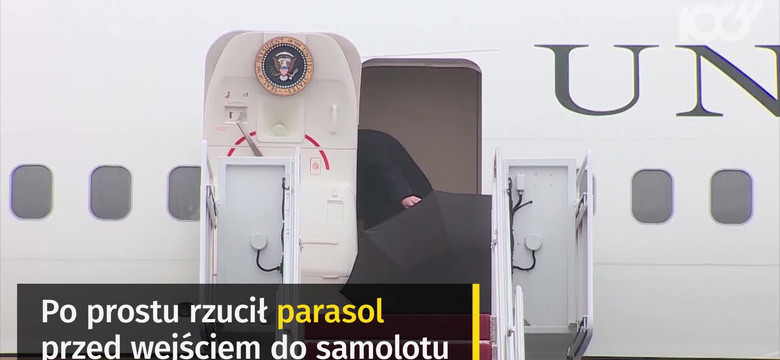 Donald Trump kontra parasol. Zostawił go przed drzwiami Air Force One