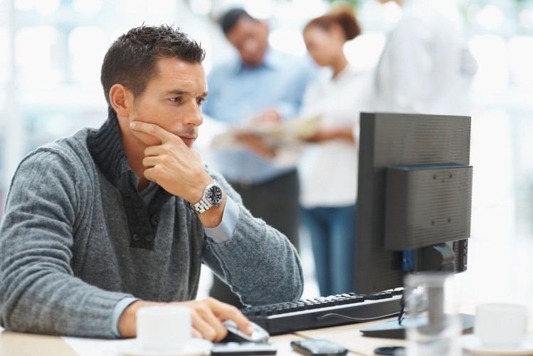 <b>Po jakim czasie dowód będzie gotowy do odebrania</b><br><br>
Dowód osobisty odbiera się osobiście w organie gminy, do której został złożony wniosek o jego wydanie. Jest wydawany w ciągu 30 dni od daty złożenia wniosku, w szczególnie uzasadnionych przypadkach termin ten zostanie wydłużony, o czym wnioskodawca zostanie powiadomiony. Zazwyczaj proces ten trwa jednak krócej niż miesiąc. Przed udaniem się do gminy, warto sprawdzić przez Internet, czy dowód jest gotowy. Wystarczy wejść na stronę www.obywatel.gov.pl.