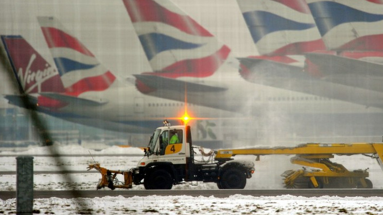 Z powodu obfitych opadów śniegu musiano w piątek zamknąć północny pas na londyńskim lotnisku Heathrow. Odwołano dotąd około 170 lotów - powiedziała mediom rzeczniczka tego portu lotniczego.