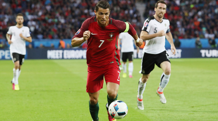 Cristiano Ronaldo két gólt szerzett ellenünk – 
szenzációs játéka ellenére csak döntetlenre volt jó Portugália a mieinkkel vívott találkozón /Fotó: AFP