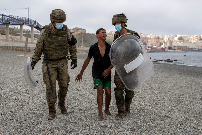 Migranti iz Maroka u Seuti sa španskom vojskom