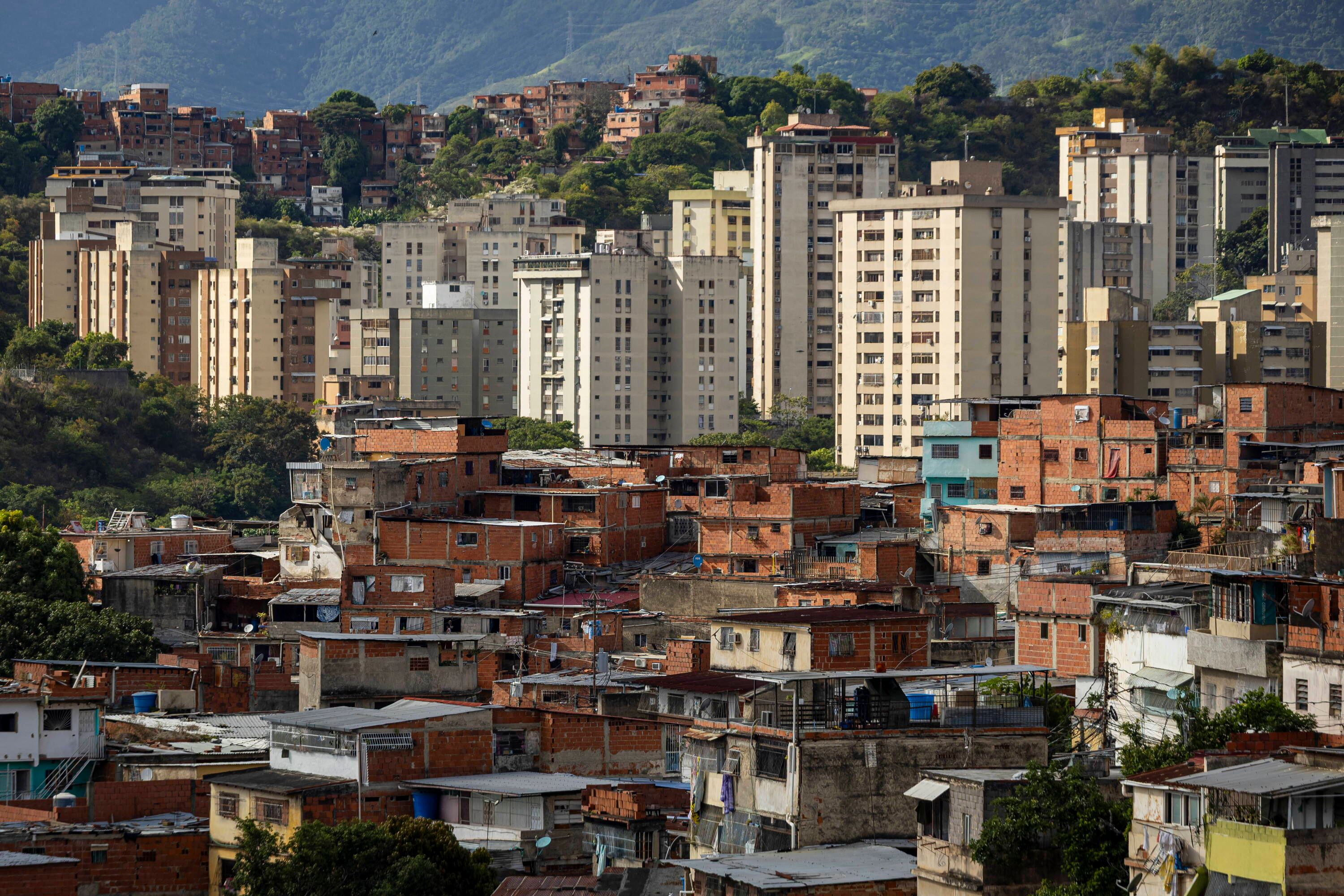 Eksplozje w Caracas: Doniesienia o amerykańskich helikopterach nad stolicą