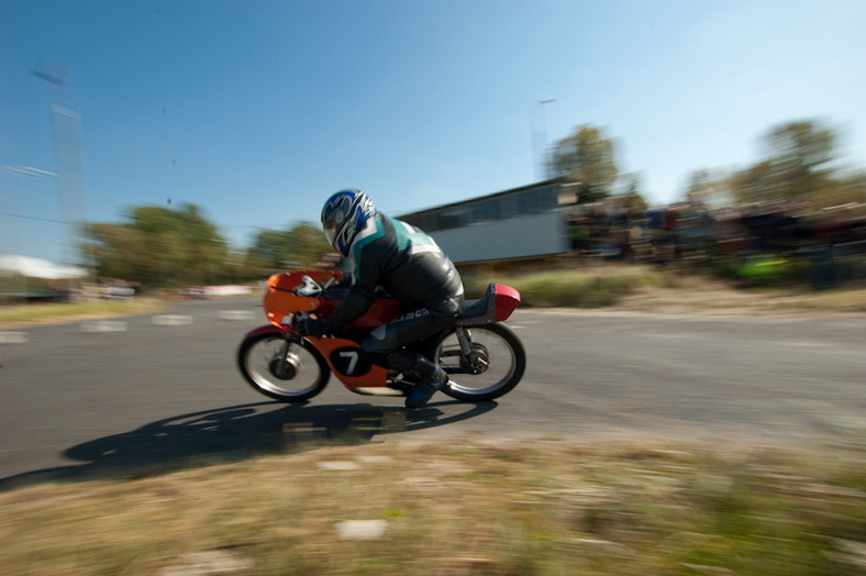 Polskie motocykle i samochody na torze FSO