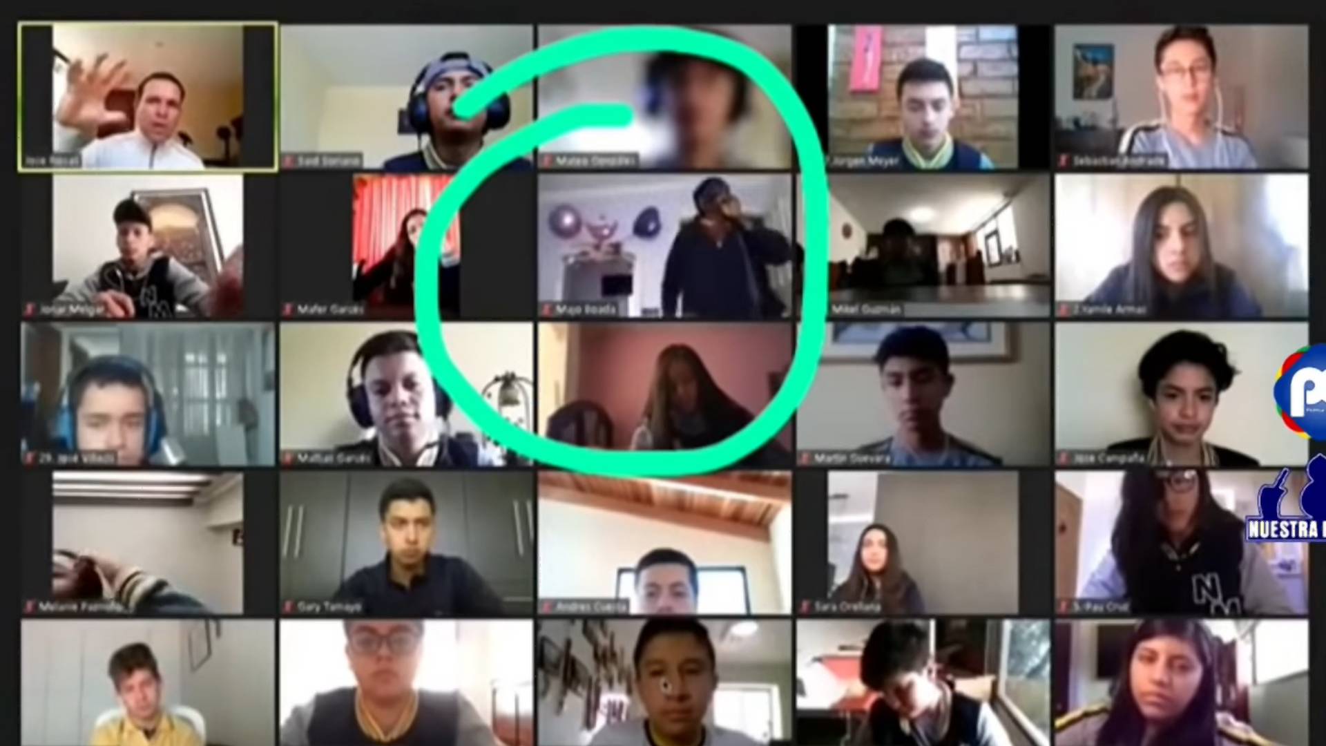 Zoom-videó: Élőben, online tanóra közben raboltak ki egy diákot