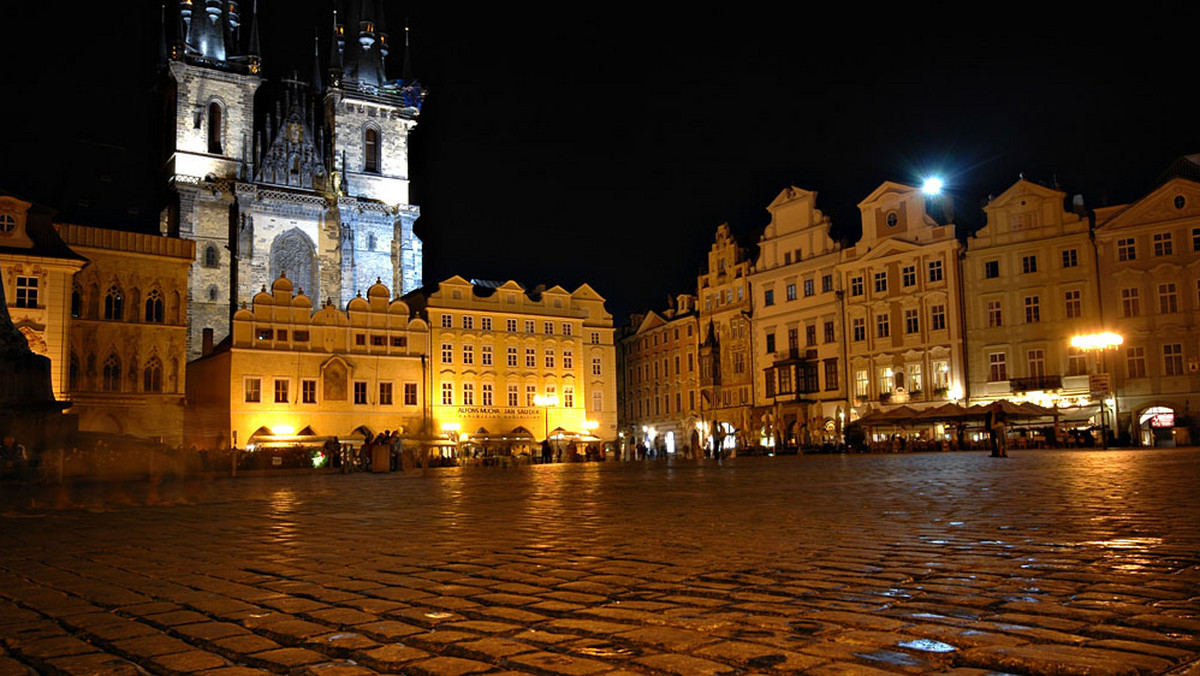 Zlatá Praha - zwykło się mówić i niewiele w tym przesady. Chociaż ma tyle oblicz, ile osób o to zapyta, to wszyscy chcą tu wracać i znów wychylić kufel piwa patrząc na kolorowe światła wokół hradczańskiego wzgórza.