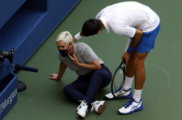 Novak Djokovic obok trafionej piłką sędzi