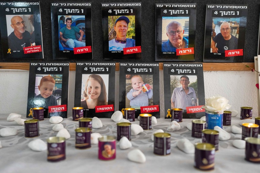 Sveće za ubijenu porodicu Bibas u kibucu Nir Oz