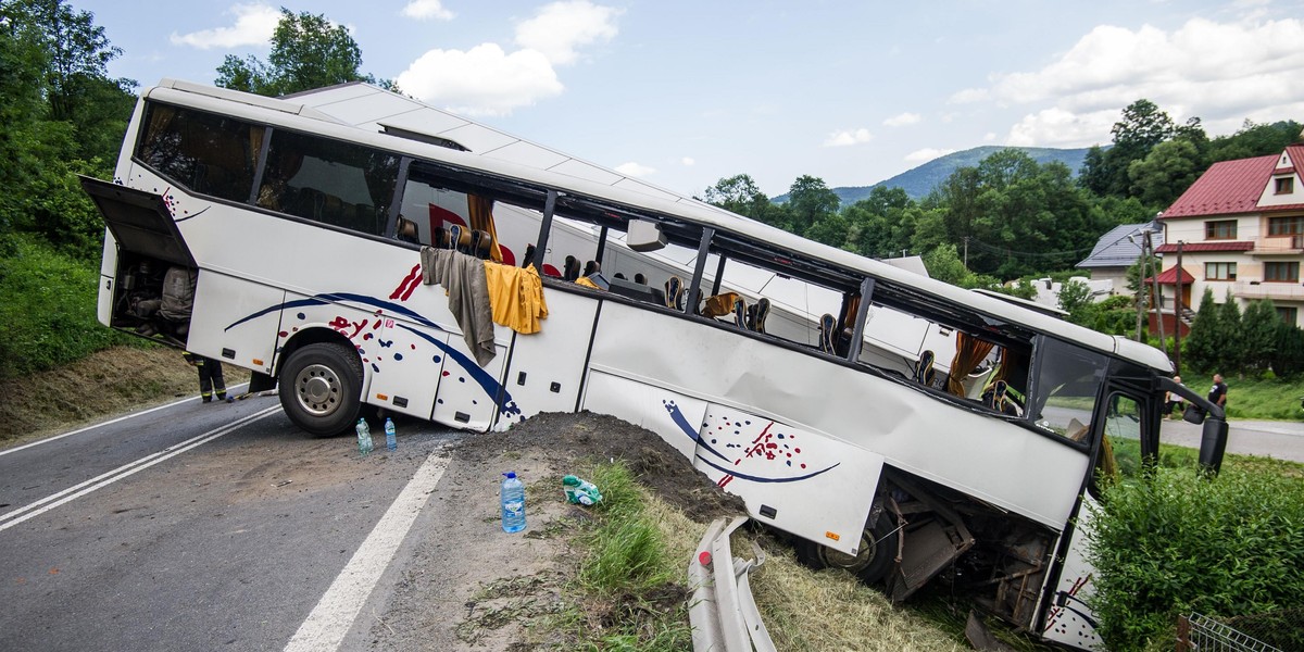 Wypadek autokaru z dziećmi. Kierowca próbował wyminąć osobówkę?