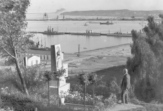 Widok na port z cmentarza parafialnego na Oksywiu w 1935 r.