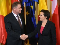 Niech ktoś ją nauczy nosić marynarkę! Koszmarnie opięta premier Kopacz