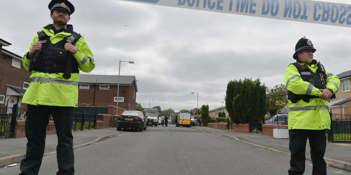 Policja po zamachu w Manchesterze zatrzymała 16 osób, ale dwie z nich zwolniono