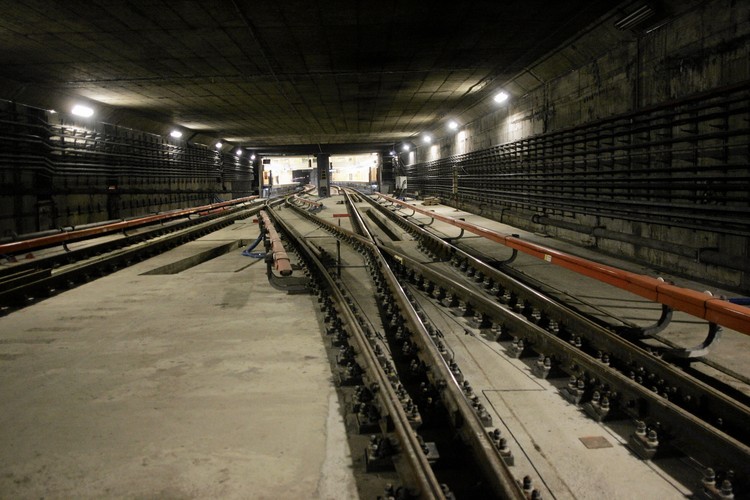 Stacja II linii (C11 Świętokrzyska, pierwsza to A14 Świętokrzyska) znajdować się będzie pod stacją I linii - obie połączone będą ruchomymi schodami. W czasie wakacji udało się połączyć miejsce, gdzie pasażerowie będą przesiadać się z jednej linii na drugą, ale także miejsce, gdzie pociągi będą przejeżdżać z jednych torów na drugie.