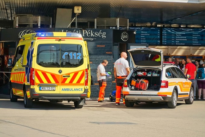 Megmentették az életét, majd ellopott egy tabletet a mentőautóból egy budapesti férfi