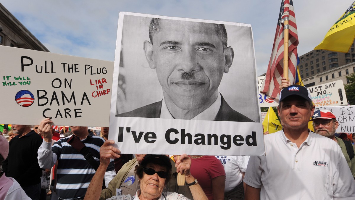 Aktywiści ruchu politycznego Tea Party ze stanu Iowa (USA), rozwiesili plakaty, na których portret prezydenta USA Baracka Obamy sąsiaduje z wizerunkami Włodzimierza Lenina i Adolfa Hitlera. Inicjatywa wywołała w Stanach Zjednoczonych skandal i szeroką dyskusję w politycznych kręgach - podaje serwis news.yahoo.com