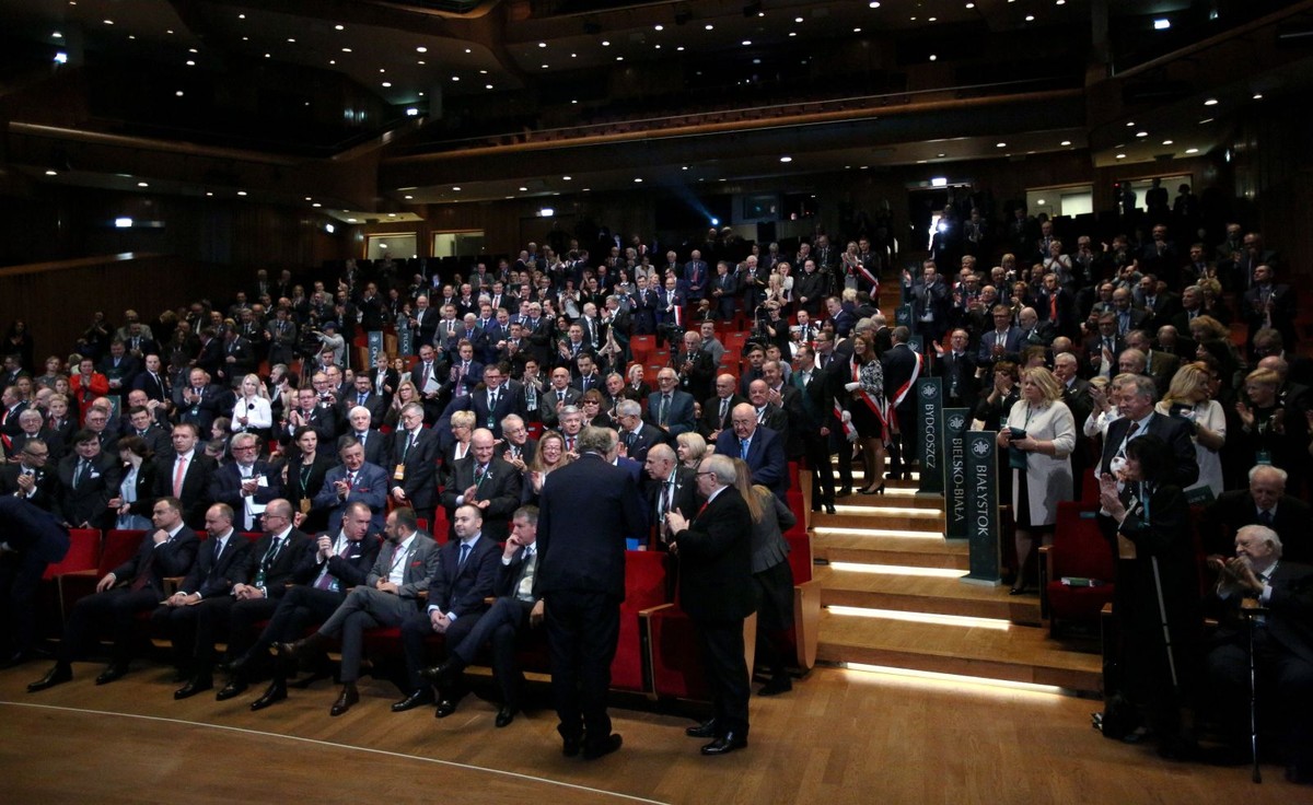 Owacje na stojaco, którymi przywitano prezesa TK Andrzej Rzeplińskiego 