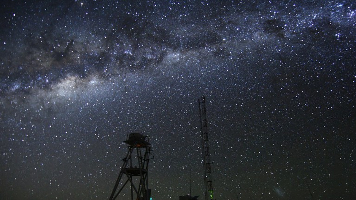 Jeśli wierzyć astronomom, połowa Europejczyków żyje pod niebem jasnym jak podczas pełni Księżyca. Już nie da się ukryć, że funkcjonujemy w dobie rozświetlania dosłownie wszystkiego. Każde miasto ilekroć iluminuje cenny zabytek, oświetli pomnik czy eksponuje architektoniczny detal, faktem tym się szczyci. Jeśli do tego dodamy reflektory samochodowe, neony i latarnie, ciemność schodzi do podziemia. I to dosłownie.