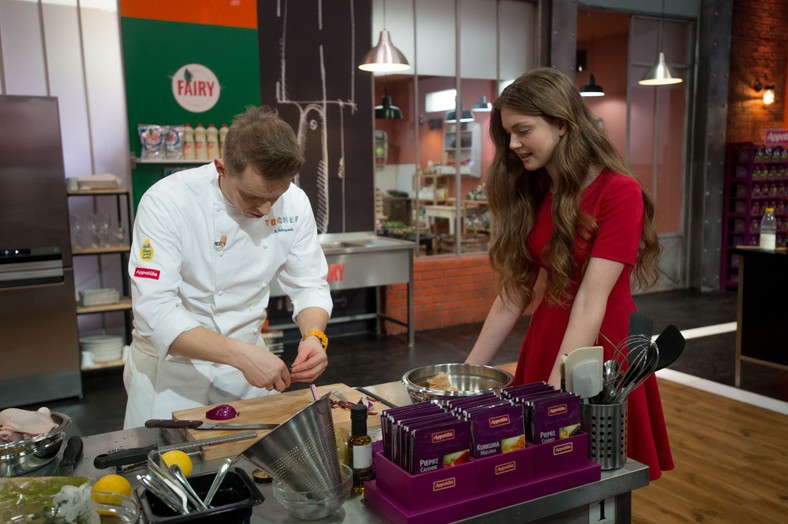 Córka Ewy Wachowicz, Aleksandra Osuchowska na planie programu "Top Chef" w 2016 roku