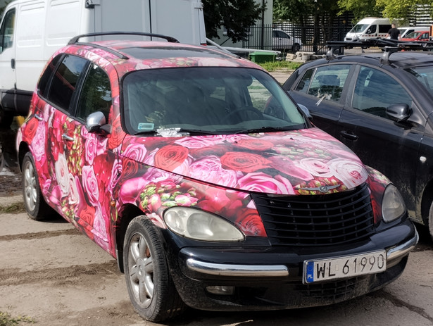 Chrysler PT Cruiser w kwiaty. Cena wywoławcza 1100 zł/brutto