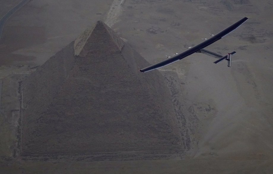 Solar Impulse 2 przelatuje nad Egiptem. Kair był ostatnim przystankiem samolotu przed wyruszeniem do mety