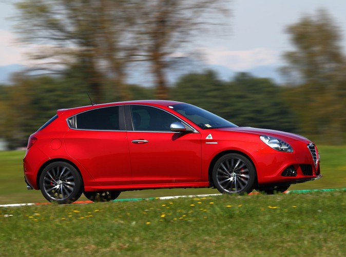 Alfa Romeo Giulietta 1750 TBI/235 KM w wersji Quadrifoglio Verde, czyli Monica Bellucci na torze