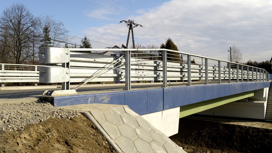 Most w Błażowej jest najdłuższą na świecie konstrukcją wykonana w tej technologii pod względem rozpiętości przęsła. Przęsło kompozytowe przeprawy na Podkarpaciu ma rozpiętości 21 m.