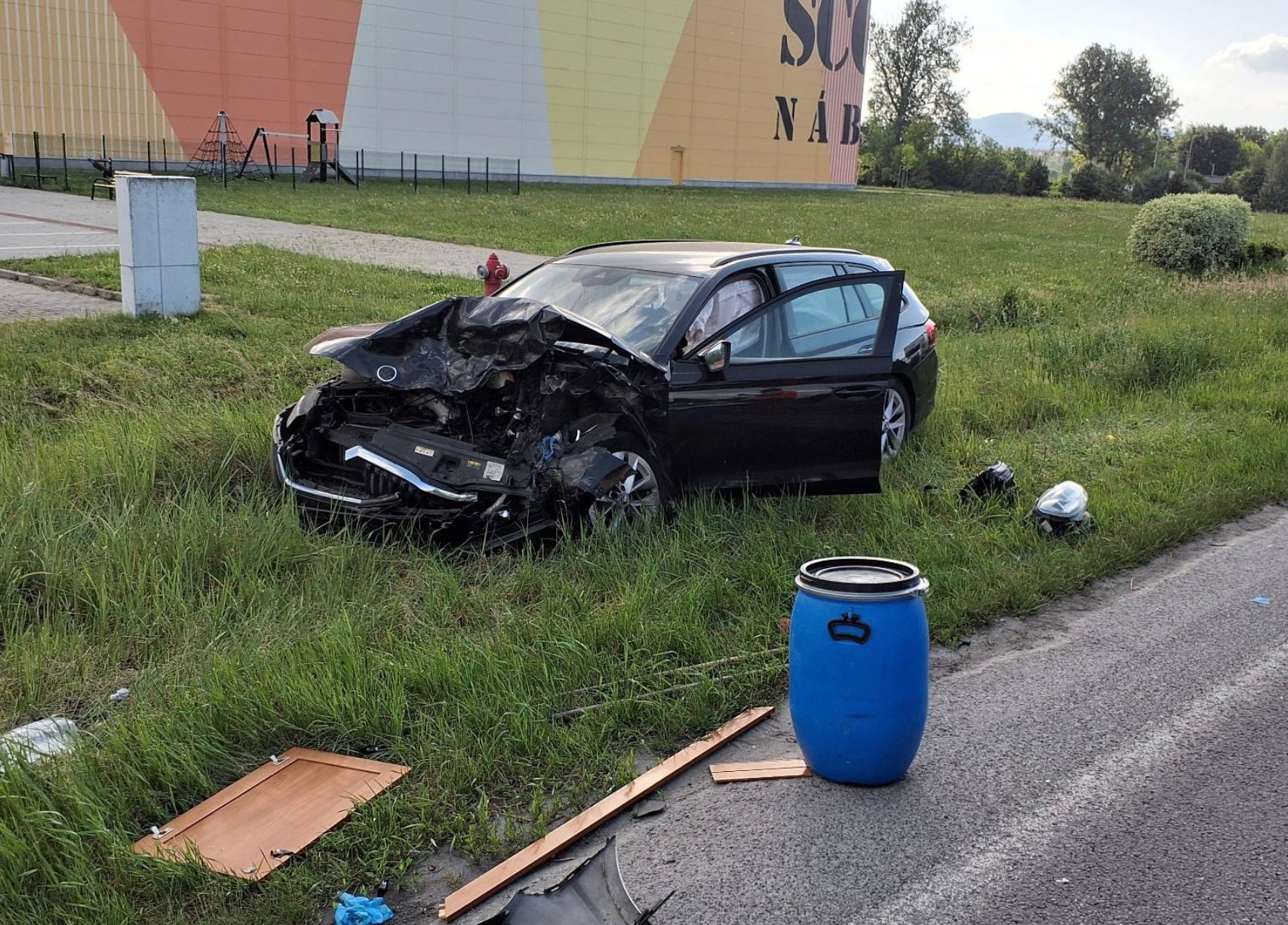 Na výjazde z mesta vrazili do seba dve autá.
