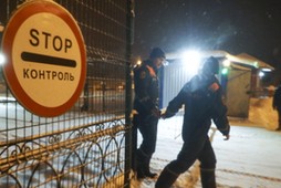 KEMEROVO REGION, RUSSIA – NOVEMBER 25, 2021: Emergency service workers at the Listvyazhnaya Mine in the Kuznetsk Coal Basin, Kemerovo Region, southwestern Siberia, where 11 people died and 35 more are missing. At least 40 people have been injured. The disaster was caused by coal dust catching fire in a vent, with the smoke spreading around the mine. There was no explosion and no damage was done to the coal mine. Founded in 2003 at the Inskaya Mine, the Listvyazhnaya Mine is a coal mining enterprise, which is part of the SDS-Ugol company. Maxim Kiselev/TASS Dostawca: PAP/ITAR-TASS.