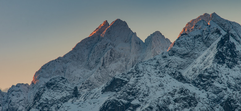 Najwyższy szczyt Polski przyciąga turystów. Szlak należy do najtrudniejszych w Tatrach